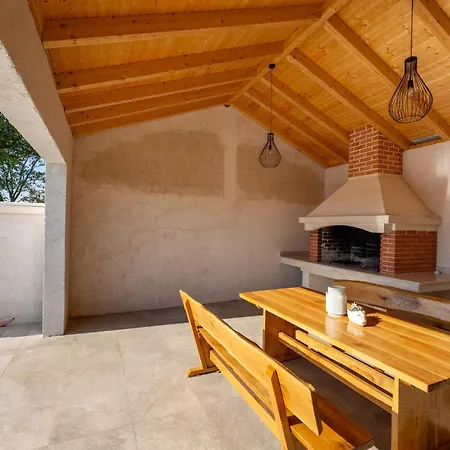 4 Bedroom Cozy In Holiday home