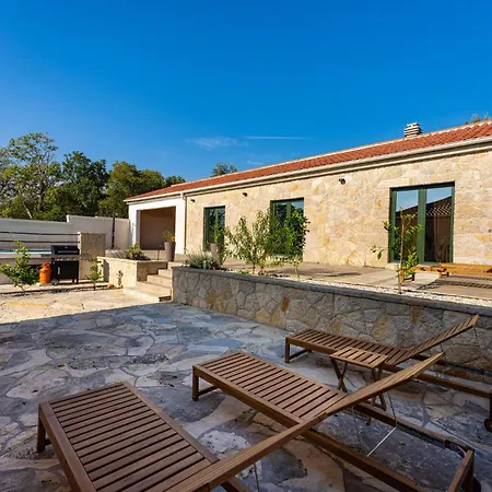 Holiday home 4 Bedroom Cozy In Krusevo (Zadar)