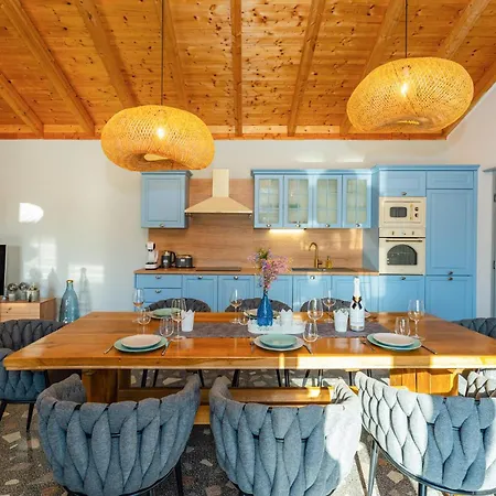 4 Bedroom Cozy In Casa de Férias *